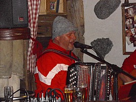 Luis an der Ziachorgel.jpg Luis an der Ziachorgel.jpg